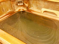 *貸切風呂（無料）：温泉の成分が模様となって見えるほどの濃蜜な硫黄泉をお楽しみください。