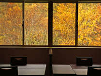 *レストランからの景色：山の四季を眺めながらお食事をお楽しみいただけます