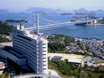 架橋35周年を迎えた瀬戸大橋と瀬戸内海を眼下に見下ろす高台に建つ白亜のリゾートホテルです。 写真