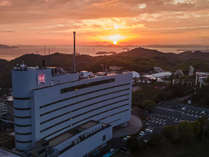 【ホテル外観】ホテルは瀬戸内海を眼下に望む高台にございます。
