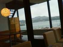 島カフェ「玉屋」さんの中。大きな窓から海を眺められます