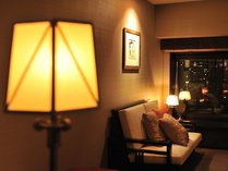 【客室イメージ】灯りを抑え、ムードのある関節照明で彩られるお部屋をご用意。（画像はデラックスツイン）