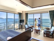 ２面が窓となっているため開放的で明るく、浜名湖の絶景をワイドビューで望むオススメのお部屋です。