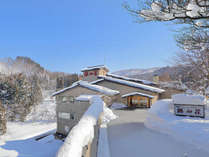 【外観昼景】銀山荘は銀山温泉の中において建物としてもサービスとしても近代的な仕様になっております。