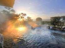 ◆4階の庭園露天風呂◆リピータ様から人気の高い理由は、広く解放感たっぷりであること。眺望もGOOD♪