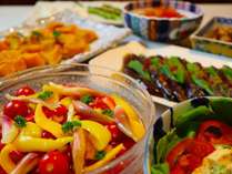 夕食おばんざい／一例。地産の旬野菜を中心とした家庭総菜。会席と合わせてビュッフェ形式で沢山どうぞ♪