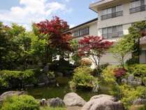 ※正面玄関横の日本庭園
