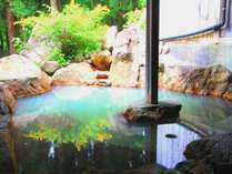 【温泉】貸切露天（もみじの湯）貸切露天の中で大きい浴槽です。新緑の木々を眺めながら。