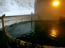 【露天檜風呂】時の流れを感じる、総檜風呂。川の音を聞きながら小川の湯をお楽しみください。