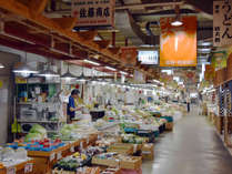 ◆秋田市民市場：地元土崎港でとれた魚介をはじめ約90の店が連なる市場（当館から徒歩約15分/車で約5分）