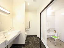 ユニバーサルルーム　バリアフリーのお部屋の洗面シャワールーム