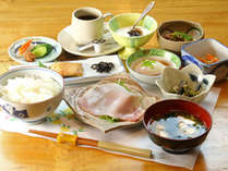 【朝食】魚沼産コシヒカリ【おりたて米】を使用した朝食をご提供。手作りのおかずと相性も抜群です！
