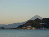 駿河湾越しの富士を観ながらのお食事をお楽しみ下さい。 写真