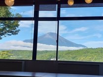 *広間／朝日に映える絶景の富士を眺めながら、のんびりお過ごしください。
