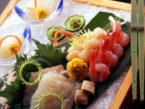 日本海の新鮮な魚（鮃、槍烏賊、帆立貝、南蛮海老）は、ぜひお刺身で！