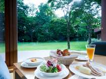 朝食／中庭を望むレストランでゆっくりとお食事をお楽しみ下さい。