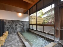 浴場：源泉掛け流し100％天然温泉の無色透明でやわらかい泉質をお愉しみください。
