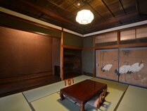 【鶴の間】当館人気のお部屋　一番客室。100年前の造りをそのまま残した、趣のある客室です。