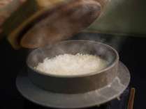 朝ごはんの白米は釜飯で炊いています。