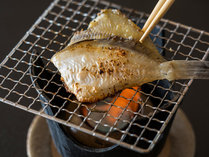 お魚はセルフ焼きで熱々を／朝食一例