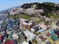 【全景】日本の桜百選に選ばれる烏帽子山。千本桜を館内の様々な所から楽しむことができます♪♪