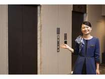 【フロント】エレベーターは宿泊者のみ利用出来る安心のセキュリティー付き。
