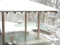 露天風呂｜源泉かけ流しで身も心も温まります※例年12月～3月に積雪します