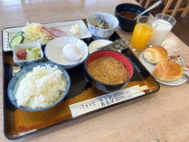 和定食、ロールパン、カレー…朝からお腹いっぱい！