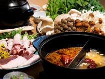 ・【薬膳料理夕食イメージ】お肉やお野菜を季節に合わせた２種類のスープでお召し上がりください