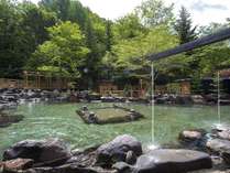 【大露天風呂HOSHI★ZORA】約500平米の大露天風呂は緑の風で味わえる喜び。解放感を全身で感じられます。