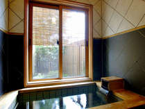 【温泉内湯付き客室】　　客室の温泉内湯は檜＋鉄平石＋漆喰　こだわりのお風呂　吉祥の間