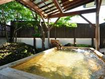 【姫の湯】落ち着いた庭園を頌えた檜造りの露天風呂