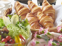 【テイクアウト朝食】フランス産イズニーバターたっぷりの贅沢クロワッサンなどがついた朝食セットです