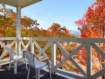 【白山ビューコテージ・秋】テラス一例。色鮮やかな紅葉の森と白山のコントラストをお楽しみいただけます