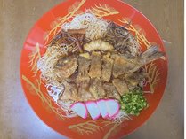 淡路島産の鯛とそうめんが朱塗りの超特大さかづきの器の中に入った淡路島の名物料理です。