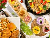 【朝食バイキング一例】日替わりの手作り沖縄料理やデザート、握り寿司・カレーをたっぷりご堪能ください。