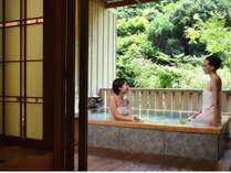 【貸切露天風呂-檜風呂-】木の香りを楽しみながらご入浴いただける、当館人気ナンバーワンの浴槽です。