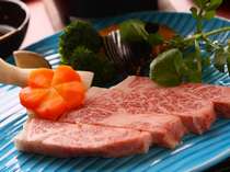 ≪別注文・プラン夕食一例≫霜降り和牛100gを自分で焼きながら。とってもジューシーなお肉。　