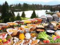 ご朝食バイキングは最上階レストランで。庭園と蓼科湖を眺めながらたっぷりお召し上がりください♪