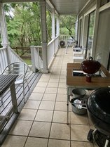 C棟テラス雨が降っても屋根付きBBQ、OKテラス、下はドックガーデン