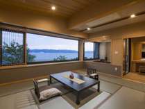 【203】宍道湖に面した大きな窓ガラスから時間によって異なる美しい水辺の景色を望むことができます