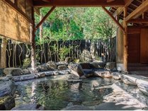 露天風呂「露の湯」城崎でも1,2を争う広さの人気の露天風呂。四季折々の風景を眺めながらの入浴を♪