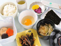 和モーニング￥770タイプ。煮物・和え物・生卵・お味噌汁・ご飯・漬物！朝はやっぱり和食から。