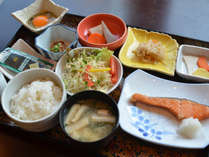 和朝食。徳島県産のコシヒカリはおかわり自由！