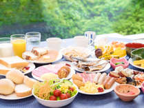 *【朝食ブッフェ】緑に囲まれた朝食会場で約40種類の味自慢な朝食をお楽しみください。
