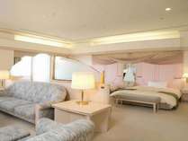 特別階スイートルーム60平米●ピンク調で開放感のあるお部屋●夜は工場夜景が広がる海側
