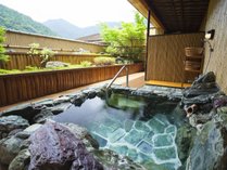 祖谷の青石を使った本格的な露天風呂です