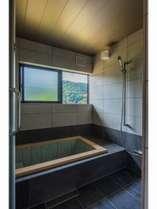 お風呂（２）／青森県の十和田石と檜で出来た浴槽は、多くの五つ星ホテルが導入しているものと同じものです