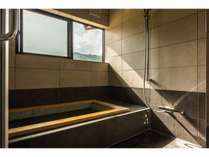 お風呂（１）／青森県の十和田石と檜で出来た浴槽は、多くの五つ星ホテルが導入しているものと同じものです