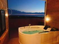 【貸切展望風呂】当ホテル人気の屋上ジャグジーが、1グループ45分2000円で登場です。※要事前予約です。 写真